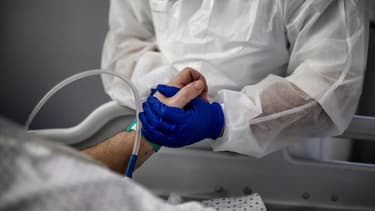 Une infirmière auprès d'un patient atteint du Covid-19 hospitalisé en réanimation (Photo d'illustration)