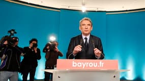Le dirigeant centriste François Bayrou a infligé jeudi un camouflet à Nicolas Sarkozy en annonçant jeudi soir qu'il voterait pour François Hollande au second tour dimanche. /Photo prise le 3 mai 2012/REUTERS/Charles Platiau