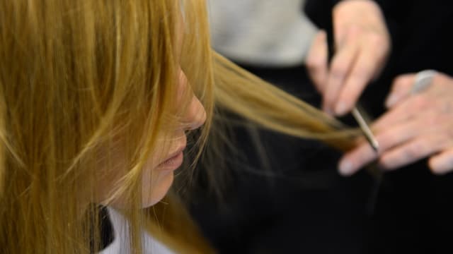 Les deux chaînes vont lancer des émissions sur un concept similaire : remettre sur pied un salon de coiffure.
