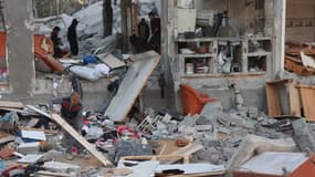 Des civils sur le site d'une frappe israélienne à Jabalia, dans le centre de la bande de Gaza, le 27 décembre 2024.