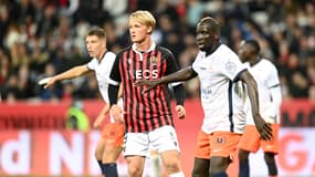 Kasper Dolberg face à Mamadou Sakho lors de Nice-Montpellier