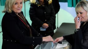 Aurélia Beigneux (à droite), l'élue FN soupçonnée de fraude au RSA, présidait le bureau de vote dans lequel s'est déplacée Marine Le Pen, dimanche 13 novembre.