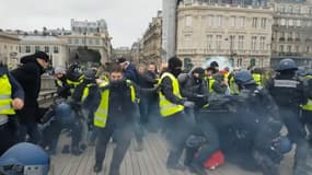 Un gendarme violemment agressé par un manifestant à Paris le 5 janvier 2019