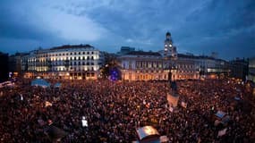 Des milliers d'Espagnols se sont rassemblés samedi soir sur la place de la Puerta del Sol à Madrid pour célébrer le premier anniversaire du mouvement des "Indignados" (Indignés), qui dénonce le capitalisme financier et les inégalités sociales. /Photo pris