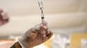 Un soignant prépare une dose du vaccin Janssen  du laboratoire Johnson & Johnson contre le Covid-19 le 12 mai 2021 à New York aux Etats-Unis