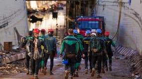Des gardes civils et des membres de l'Unité militaire d'urgence, le 2 novembre 2024, dans la ville de Benetusser, dans la région de Valence en Espagne. 