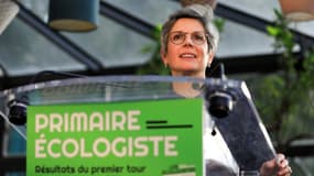 Sandrine Rousseau fait une déclaration après les résultats du premier tour des primaires écologistes, le 19 septembre 2021 à Paris.