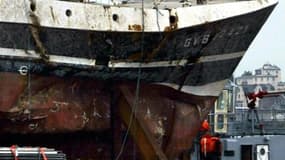L'épave du "Bugaled Breizh", lors de son remorquage dans le port de Brest. Un sous-marin nucléaire d'attaque (SNA) américain pourrait s'être trouvé le 15 janvier 2004 dans la zone du naufrage du chalutier, qui avait entraîné la mort de cinq marins-pêcheur