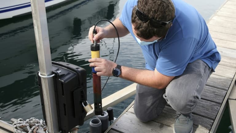 Mise en place un capteur de surveillance de la pollution de l'eau dans le port d'Ajaccio le 22 septembre 2020
