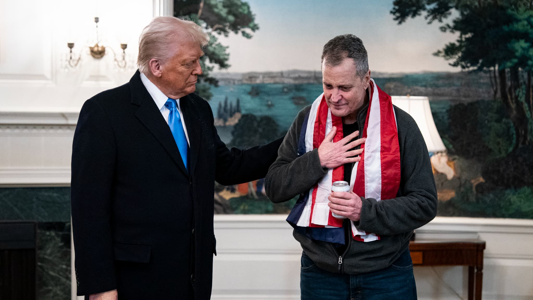 Le président américain Donald Trump accueille Marc Fogel à son retour aux États-Unis après avoir été libéré de la garde russe, à la Maison Blanche, le 11 février 2025 à Washington.