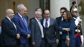 Le Président français pose avec les quatre représentants tunisiens, prix nobel de la paix 2015 - Palais de l'ELysée - Vendredi 16 octobre 2015
