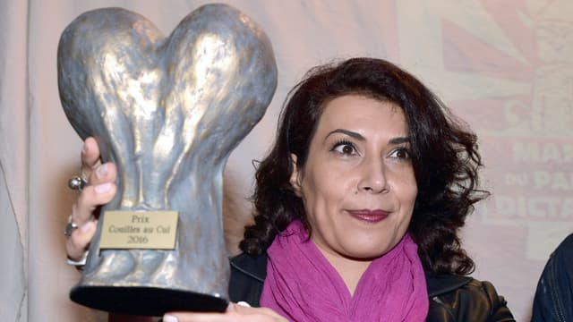 Nadia Khiari reçoit son prix au Festival off de la BD d'Angoulême le 30 janvier 2016