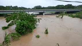 Le Rio Cobre sort de ses rives près de Sainte-Catherine, en Jamaïque, le 28 octobre 2025.