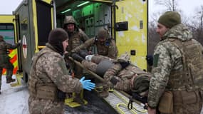 Un blessé ukrainien évacué à Soledar.