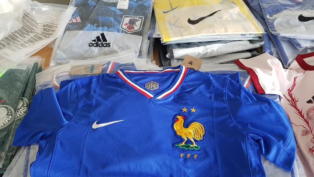 Un maillot de l'équipe de France contrefait Un maillot de l'équipe de France contrefait