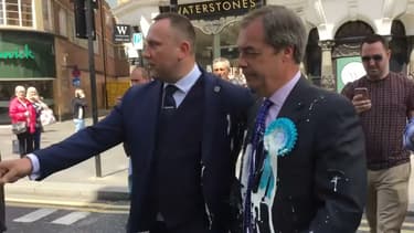 Nigel Farage aspergé d'un milkshake, le 20 mai 2019 à Newcastle.