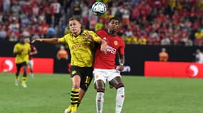 Thorgan Hazard au duel avec Marcus Rashford
