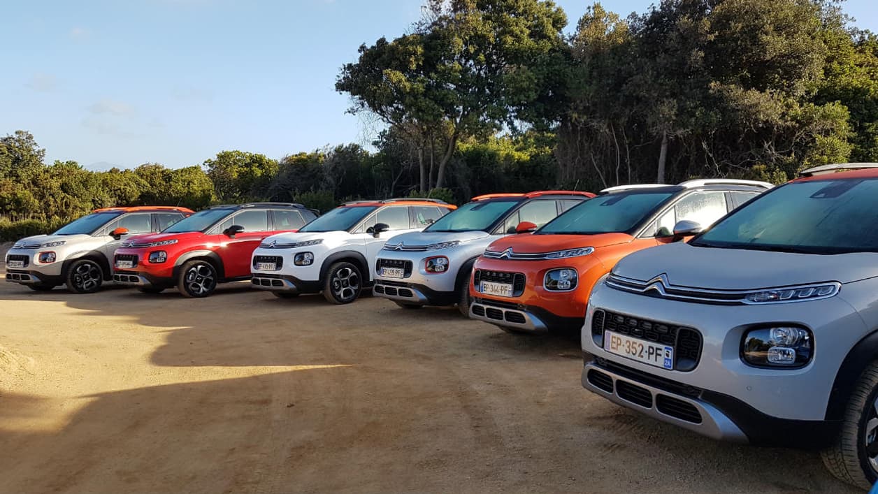 La personnalisation des couleurs extérieures du C3 Aircross (carrosserie, toit et rétroviseurs) offre 90 combinaisons possibles. La personnalisation des couleurs extérieures du C3 Aircross (carrosserie, toit et rétroviseurs) offre 90 combinaisons possibles.