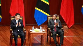 Le président chinois Xi Jinping et son homologue tanzanien Jakaya Kikwete à Dar es Salaam. Lors de la première étape de sa visite sur le continent africain, le nouveau chef de l'Etat chinois s'est attaché à dissiper l'image d'une Chine seulement intéressé
