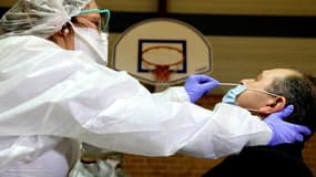 Un homme passe le test de dépistage du coronavirus, le 14 décembre 2020 à Charleville-Mézières