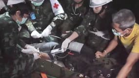 Capture d'une vidéo diffusée le 11 juillet par les autorités thaïlandaises montre les secouristes à l'oeuvre dans la grotte, pendant l'opération de sauvetage.