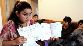 La jeune Leonarda, "éloignée" de France à MItrovica au Kosovo, montre ses certificats d'aptitude à parler le français, le 16 octobre.