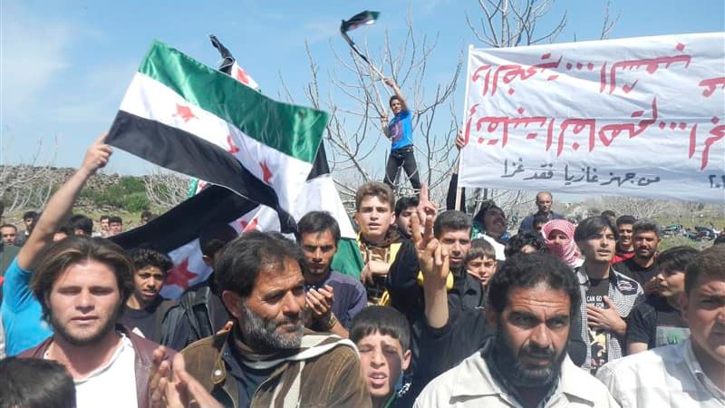 Manifestation contre le président Bachar al Assad à Kafranbel, près d'Idlib. Vingt-sept personnes ont été tuées vendredi en Syrie à quatre jours du retrait militaire promis par le régime de Bachar al Assad dans le cadre du plan de paix de Kofi Annan, émis