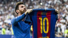 Lionel Messi montre son maillot à Madrid, en 2017