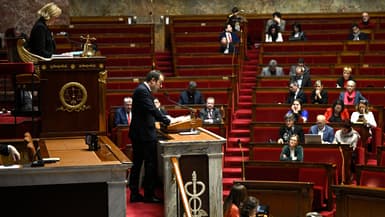 Le Premier ministre français, Sébastien Lecornu, s'exprime lors d'une déclaration du gouvernement sur la stratégie de défense nationale à l'Assemblée nationale, la chambre basse du parlement français, à Paris, le 10 décembre 2025. 