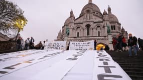 Des associations ont manifesté contre les JO de Paris 2024 devant le Sacré-Coeur  à Paris, le 15 décembre 2023.