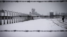 Une délégation juive s'est retrouvée enfermée dans le camp d'Auschwitz le soir de la journée de commémoration des 70 ans de sa libération.