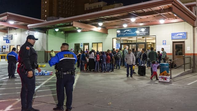 Des migrants relâchés par la police de l'immigration ont été déposés à la gare d'El Paso, au Texas, le 23 décembre 2018.