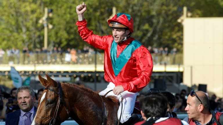 Pierre-Charles Boudot lors de la victoire avec Waldgeist dans le Prix de l'Arc de Triomphe 2019, le 6 octobre à ParisLongchamp.