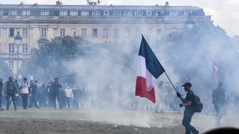 Des manifestants pour les conditions de travail des soignants sur l'esplanade des Invalides à Paris, le 16 juin 2020. 