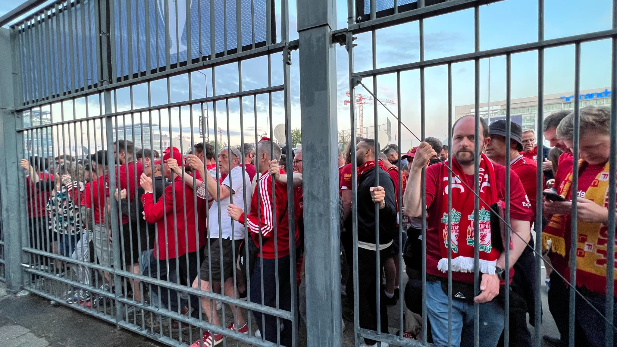 Des supporters de Liverpool à l'extérieur du Stade de France
