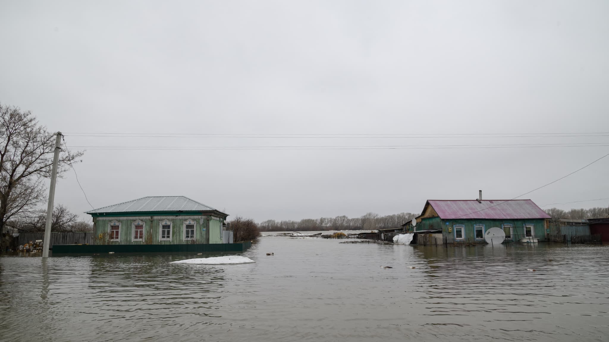Des maisons sous les eaux, dans le nord du Kazakhstan, le 10 avril 2024.