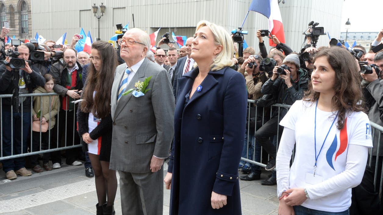 Jean-Marie et Marine Le Pen se recueillent devant la statue de Jeanne d'Arc, le 1er mai 2014. Jean-Marie et Marine Le Pen se recueillent devant la statue de Jeanne d'Arc, le 1er mai 2014.
