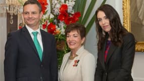 Le ministre du Changement climatique néo-zélandais James Shaw (à gauche) à Wellington le 26 octobre 2017