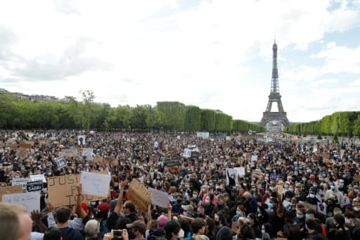 Des manifestants lors d'un rassemblement sur le Champ-de-Mars, le 6 juin 2020 à Paris, pour dénoncer le racisme et les violences policières Des manifestants lors d'un rassemblement sur le Champ-de-Mars, le 6 juin 2020 à Paris, pour dénoncer le racisme et les violences policières