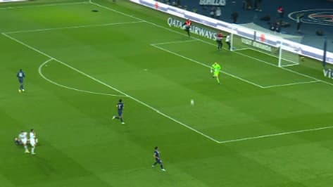 Un streaker est entré sur la pelouse lors de PSG-OM et a tenté de s'accrocher au poteau de Donnarumma, le 16 octobre 2022 Un streaker est entré sur la pelouse lors de PSG-OM et a tenté de s'accrocher au poteau de Donnarumma, le 16 octobre 2022