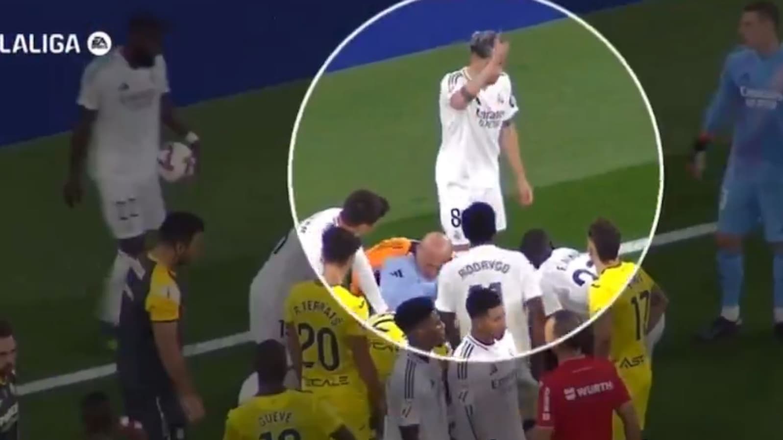 Comme Rüdiger ou Rodrygo, Valverde reproche à Lunin de ne pas avoir dégagé le ballon lors de Real Madrid-Villarreal (le 05/10/2024) Comme Rüdiger ou Rodrygo, Valverde reproche à Lunin de ne pas avoir dégagé le ballon lors de Real Madrid-Villarreal (le 05/10/2024)