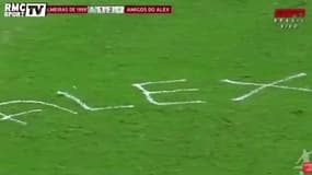 L’arbitre rend hommage à un joueur avec son spray