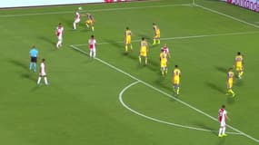 Hakim Ziyech face à Giorgos Merkis, à Nicosie le 20 août 2019