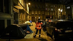 Une équipe de la protection civile va à la rencontre des sans-abri dans Paris une nuit de grand froid, le 9 février 2021