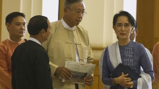 Htin Kyaw (en jaune) et la Prix Nobel de la Paix Aung San Suu Kyi (d) à Naypyidaw le 11 mars 2016