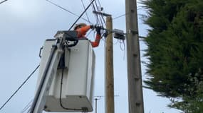 Les équipes d'Orange procèdent aux travaux dans la commune de Port-Bail-sur-Mer (Manche) ce mardi 23 janvier. 