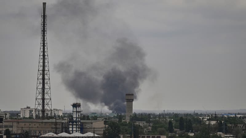 La ville de Severodonetsk est bombardée par l'armée russe le 21 mai 2022.
