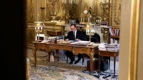 François Hollande à son bureau de l'Elysée