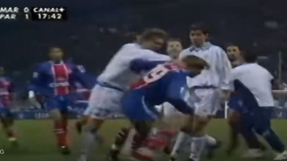 OM-PSG: Jacques Abardonado s'en prend à Laurent Leroy lors d'une échauffourée OM-PSG: Jacques Abardonado s'en prend à Laurent Leroy lors d'une échauffourée