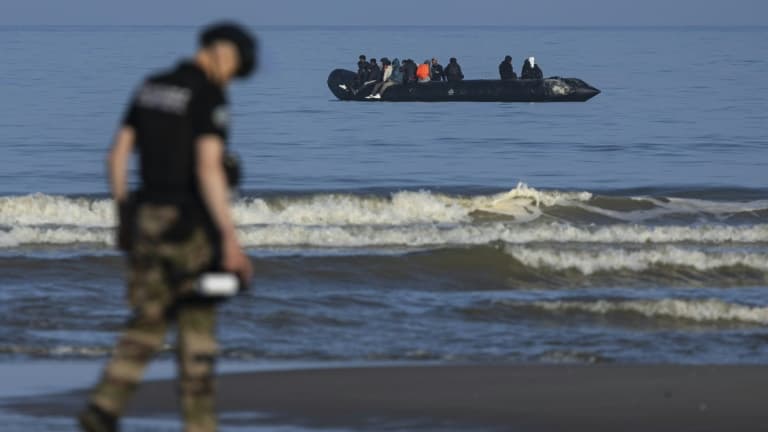 Un gendarme sur la plage d'Equihen (Pas-de-Calais), devant une embarcation transportant des migrants, le 30 juin 2025